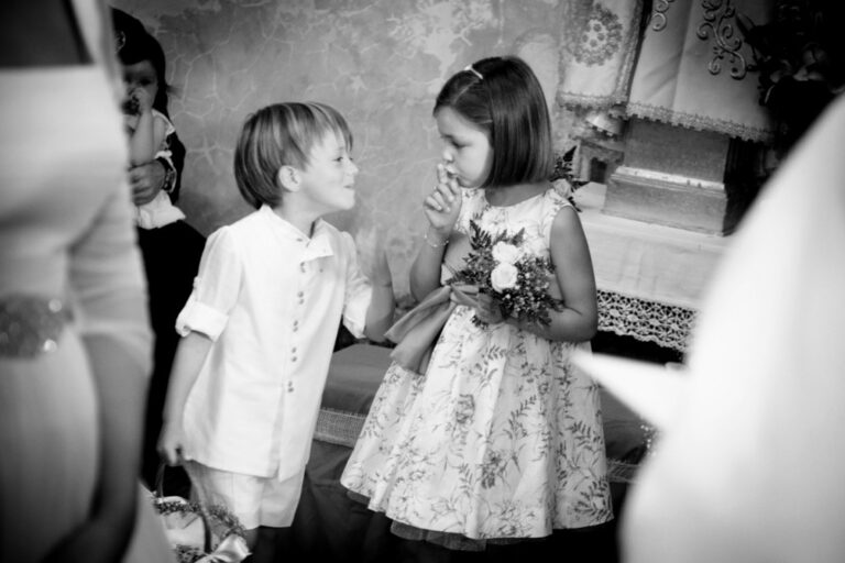 Niños jugando en una boda
