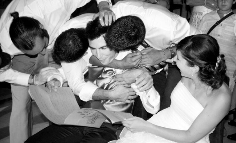 Familiares abrazando al novio