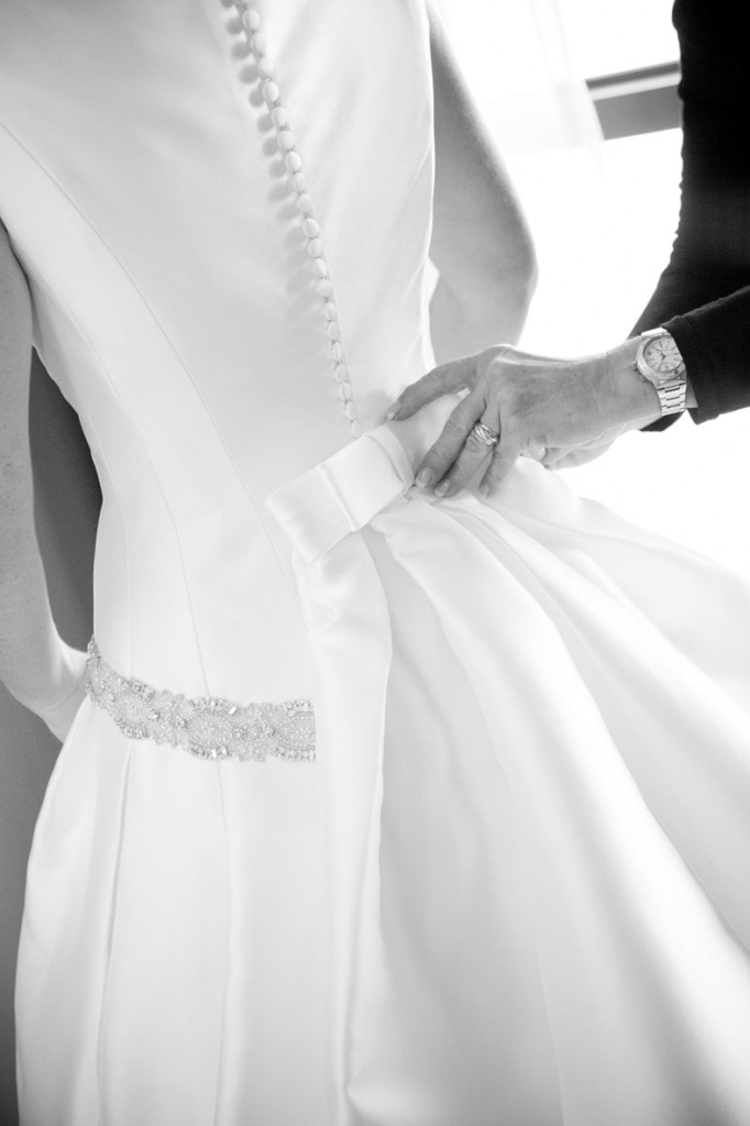 Detalle de lazo en la espalda de un vestido de novia